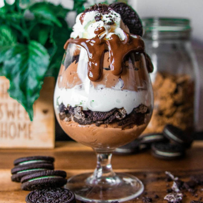 Postre de galletas Oreo con capas de mousse de chocolate y una generosa porción de nata montada