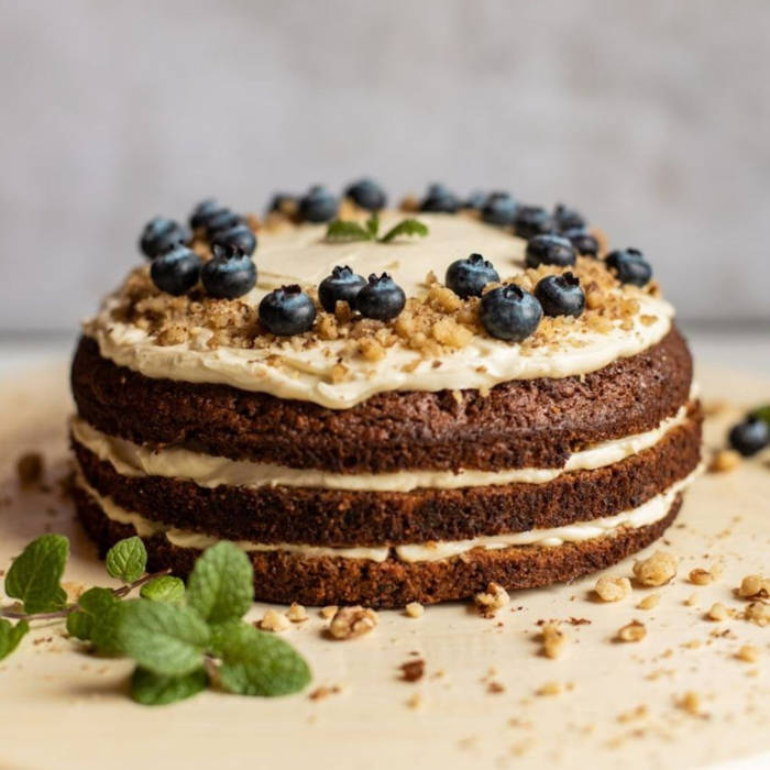 Pastel de Capas con Crema de Queso y Arándanos