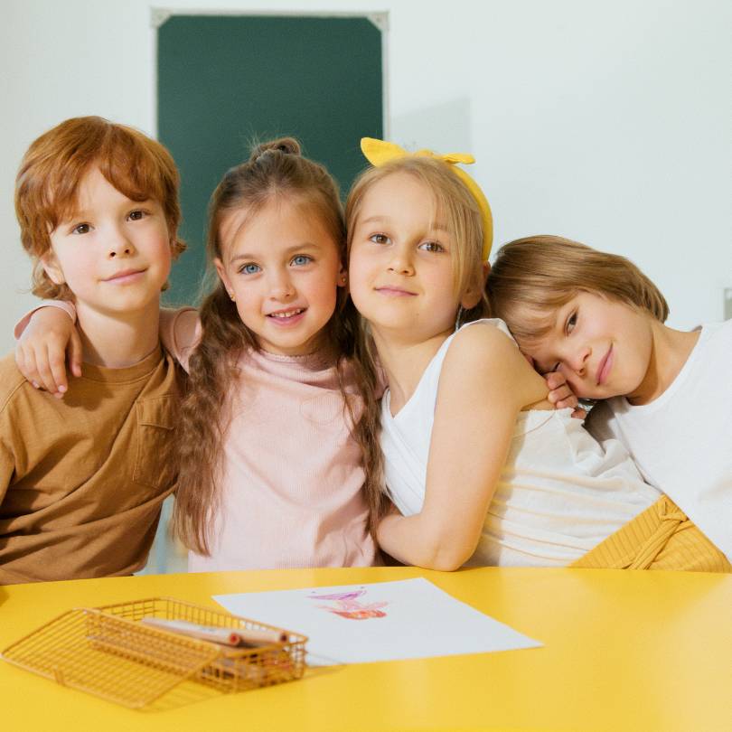 Cómo ayudar a tu hijo a hacer amigos Hacer amigos en el colegio, Estrategias habilidades sociales, Niños tímidos colegio