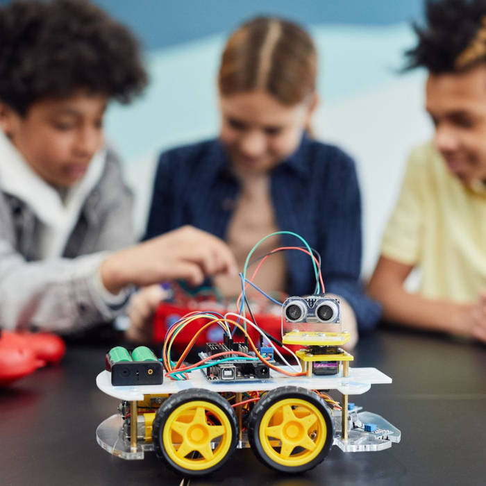 Campamentos tecnológicos para niños en España 2026: robótica, inteligencia artificial y drones Los mejores campamentos tecnológicos de verano 2026 para niños en España: robótica, IA y drones
