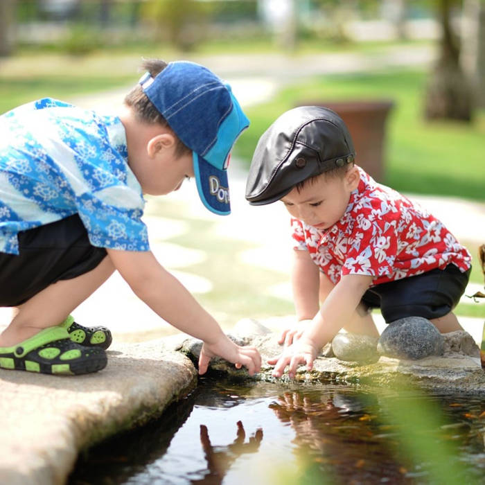 Niños jugando al aire libre