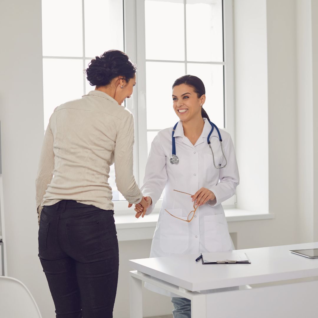 ¿Se puede quedar embarazada con endometriosis? Mujer consultando con su ginecóloga sobre endometriosis y fertilidad