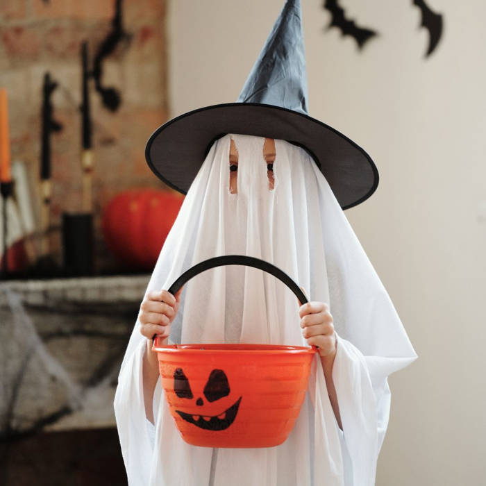 Halloween con niños Niño con disfraz de fantasma y calabaza
