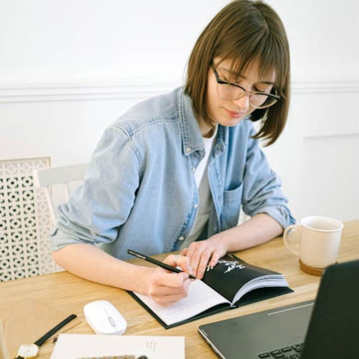 Mujer escribiendo en una agenda, método GTD, Getting Things Done, David Allen