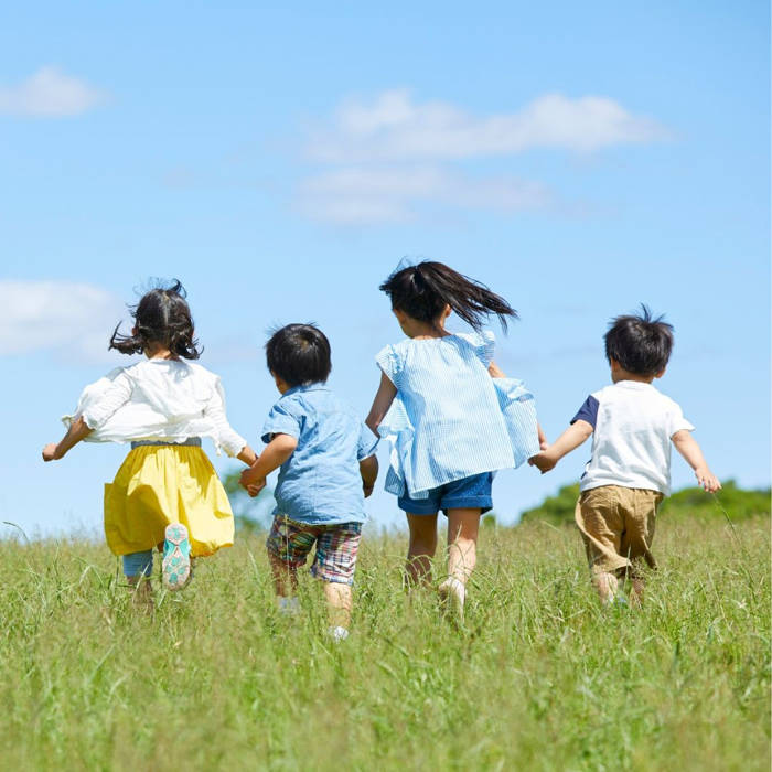 Parenting verde: por qué las familias están apagando las pantallas para ir al monte niños, corriendo, pradera, Parenting verde