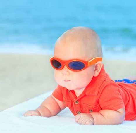 Cómo elegir las gafas de sol para el bebé